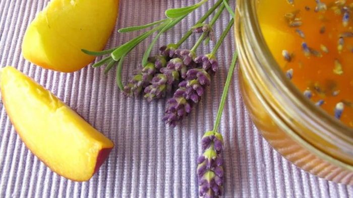 Ароматное лакомство на зиму: рецепт варенья из персиков с лавандой