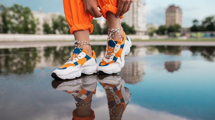 С чем носить кроссовки осенью: 5 стильных образов, которые легко повторить С чем носить кроссовки осенью: 5 стильных образов, которые легко повторить