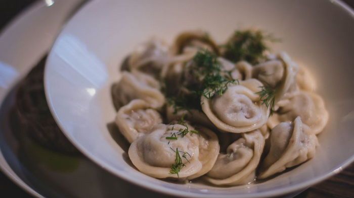 Почему нельзя бросать пельмени в кипящую воду