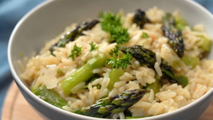 Ризотто с копченой рыбой и спаржей: прекрасный сезонный рецепт