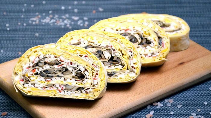 Быстрый рулет из лаваша с крабовыми палочками Быстрый рулет из лаваша с крабовыми палочками