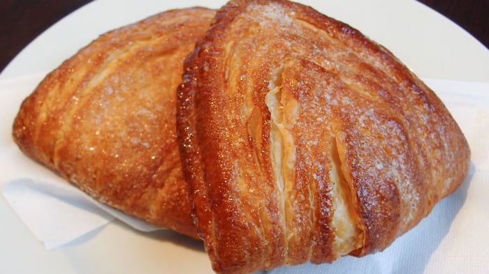 Язычки из слоеного теста с сахаром и корицей: очень простой рецепт