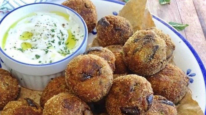 Оригинальная и вкусная закуска: запеченные шарики из баклажанов