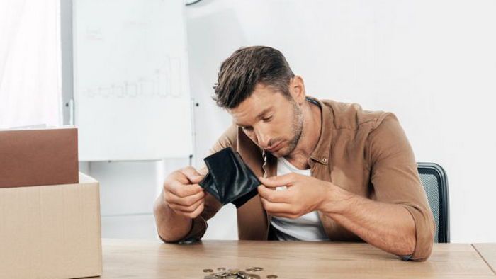 Психолог рассказала, что делать, если мужчина очень экономный в отношениях