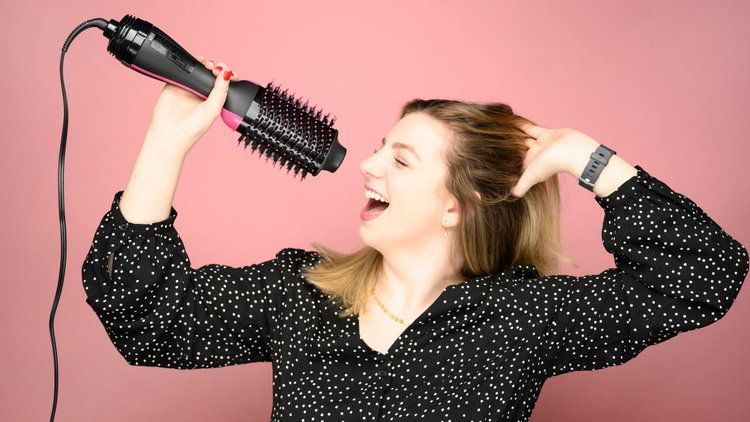 Делаем укладку с помощью фен-браша Делаем укладку с помощью фен-браша