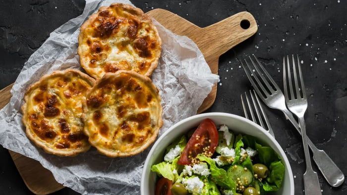 Пирог с рыбными консервами: простой рецепт