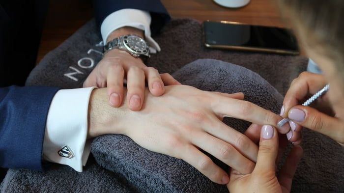 Эстетика и стиль: почему мужской маникюр это норма, а не исключение