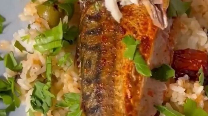 Скумбрия с рисом в духовке: идея для сытного и полезного обеда