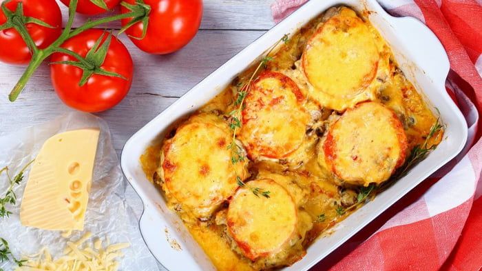 Запеченное мясо с сыром и помидорами: красивый рецепт для праздничного стола Запеченное мясо с сыром и помидорами: красивый рецепт для праздничного стола