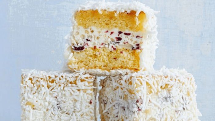 Праздничный бисквит: белые рождественские ламингтоны с глазурью