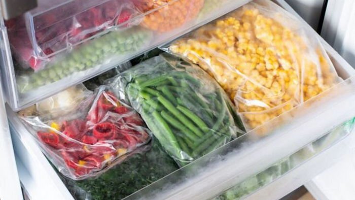 Как нельзя хранить еду в морозильнике: 6 распространенных ошибок