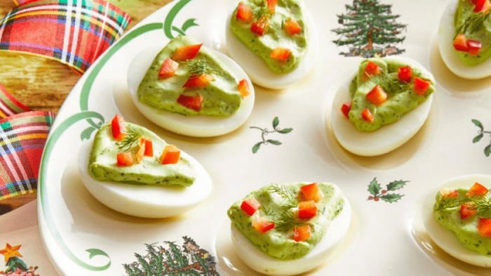 Праздничные закуски: фаршированные яйца с пряностями и маринованными огурцами