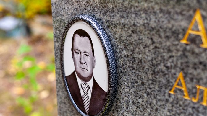 Как выбрать фотомедальон для памятника