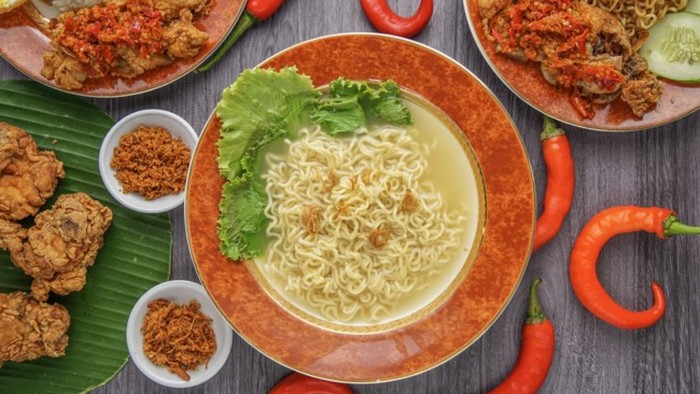 Как сварить согревающий куриный суп с лапшой