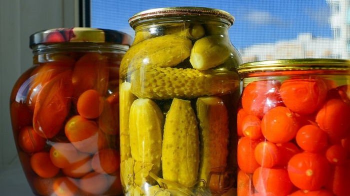 Не спешите выливать: пять необычных способов применения огуречного рассола