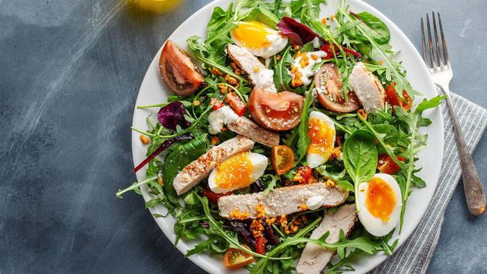 Рецепт простого и изысканного салата «Цезарь» из домашних ингредиентов