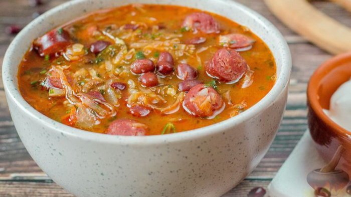 Как сделать солянку из капусты с копчеными колбасками