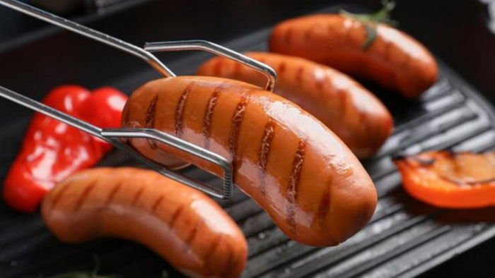 Шеф-повар назвал ошибки, которые все делают во время жарки сосисок: вкус будет другим