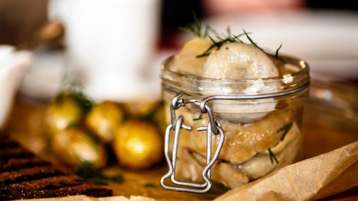 Очень простой и вкусный салат из маринованных грибов