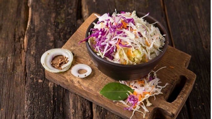 Салат из двух видов капусты и орехов Салат из двух видов капусты и орехов