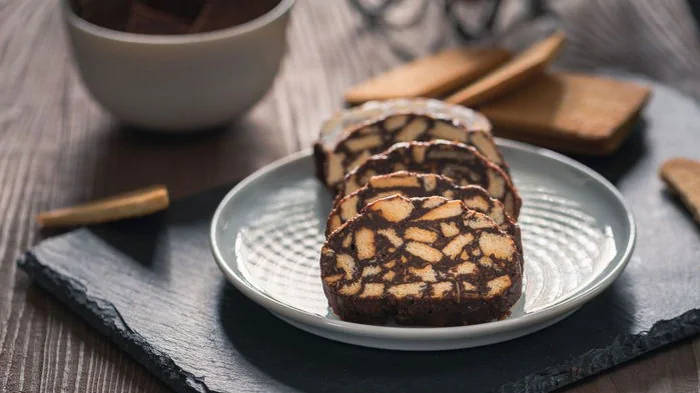 Шоколадная колбаса: рецепт любимой детской сладости