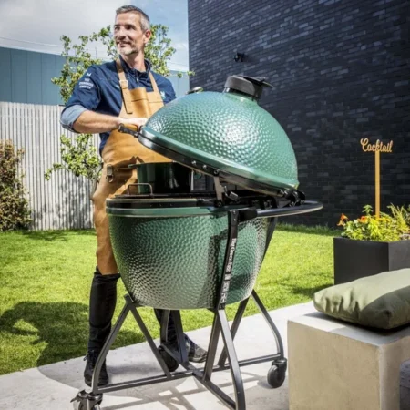 Керамічний гриль Big Green Egg Xlarge на терасі будинку