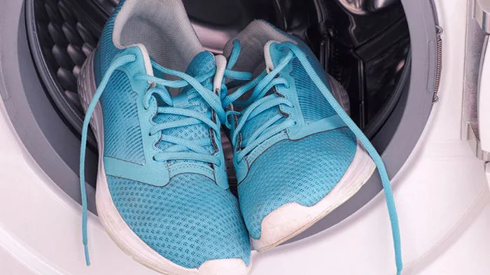 Не все виды обуви можно стирать в машинке: правила, о которых следует помнить