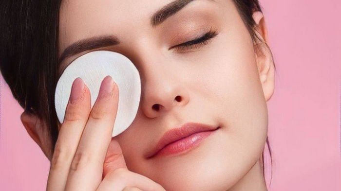 Эксперты рассказали, чем полезна мицеллярная вода и как ее подобрать под тип кожи