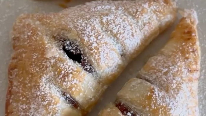 Слойки с вишней: простой рецепт десерта к чаю (видео)