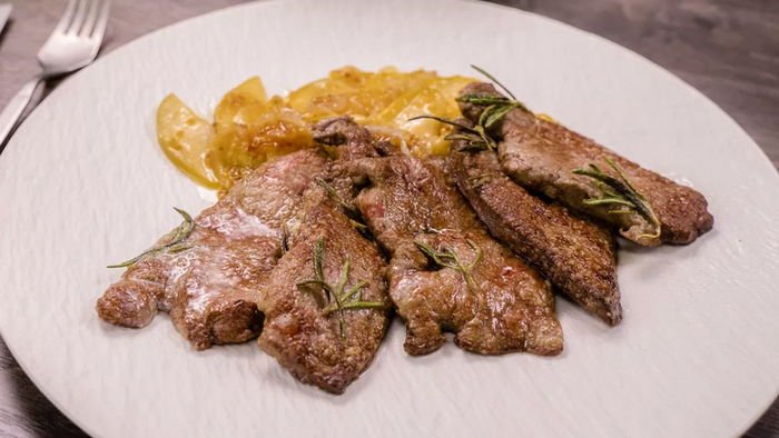 Говяжья печень по-берлински с яблоками и луком: вкусный рецепт Говяжья печень по-берлински с яблоками и луком: вкусный рецепт