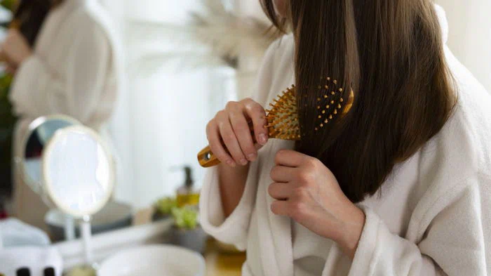 Как ухаживать за волосами в зрелом возрасте: популярный метод двух шампуней