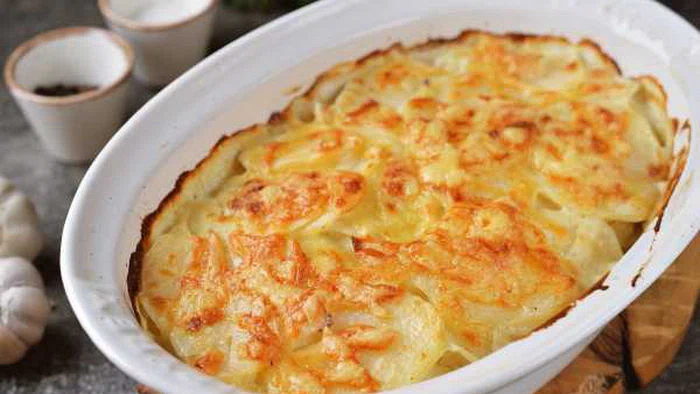 Запеченный картофель на ужин: настоящий рецепт гратена дофинуа