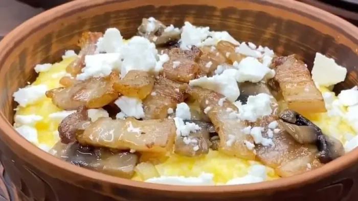 Банош с грибами и шкварками: рецепт сытного блюда для всей семьи