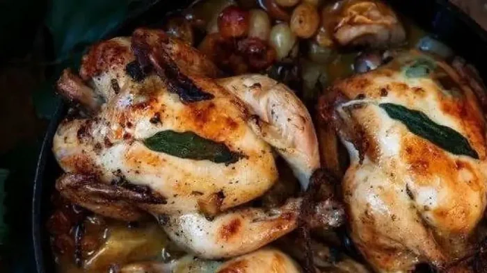 Сытно и изысканно: рецепт цыплят с яблоками и виноградом