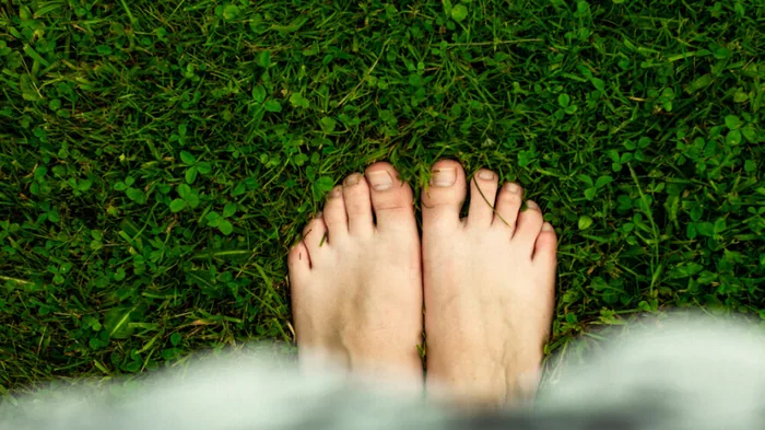 Ходьба босиком на свежем воздухе: чем полезна и какие болезни лечит
