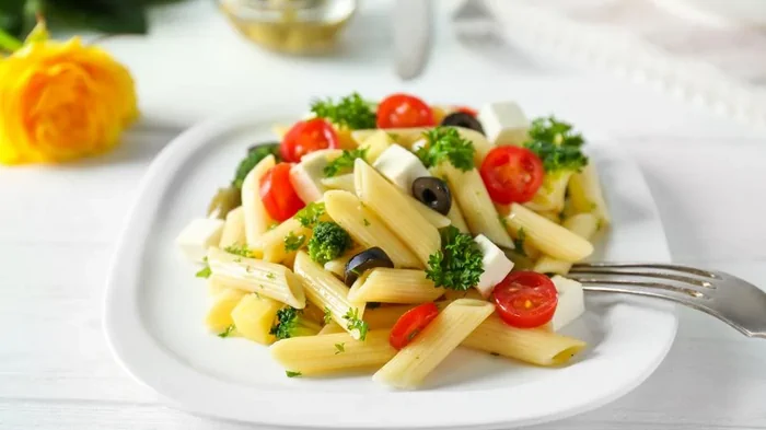 Очень простая паста с фетой и помидорами Очень простая паста с фетой и помидорами