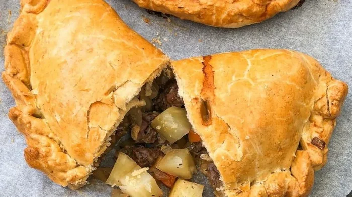 Идеальный перекус: как приготовить английские «пастушьи» пирожки с мясом