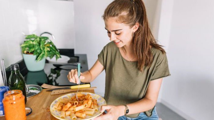 «Плохие соседи»: диетолог назвала продукты, которые нельзя сочетать между собой