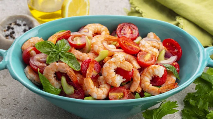 Украшение стола: салат с креветками, авокадо и помидорами