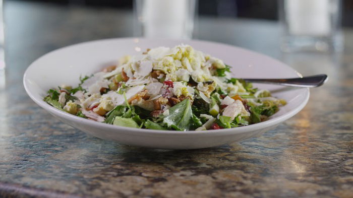 Салат с курицей и овощами: вкусное начало активного дня
