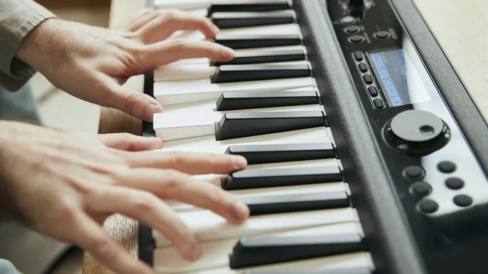 Какой фирмы лучше купить синтезатор