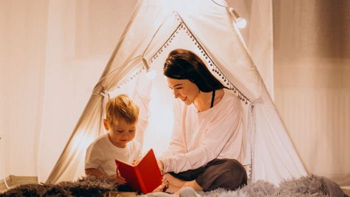 Карпачев назвал список вредных сказок, которые нельзя читать детям