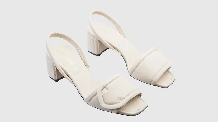 Жіночі білі босоніжки зі шкіри