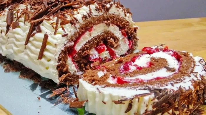 Невероятная вкуснятина на десерт: как приготовить бисквитный рулет «Черный лес»