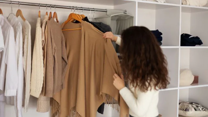 Стилист назвала 5 вещей, которые нужно выбросить из гардероба
