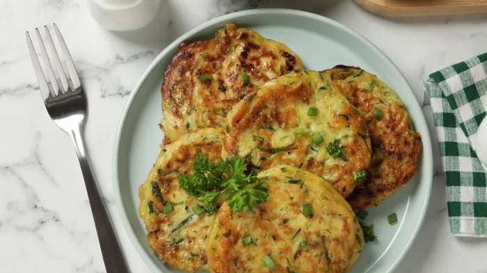 Оладьи с зеленью и яйцом: быстрый рецепт