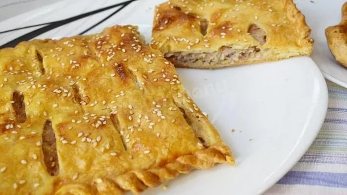 Как приготовить пирог из слоеного теста с мясом: простой рецепт Как приготовить пирог из слоеного теста с мясом: простой рецепт