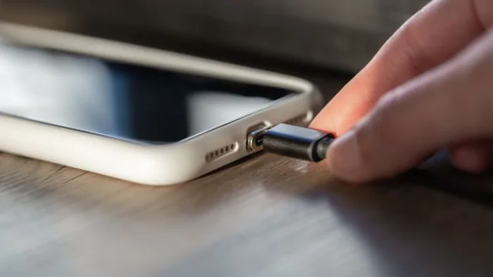 Должен знать каждый: почему нельзя говорить по телефону, когда он на зарядке