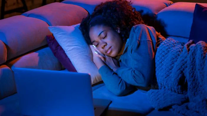 Почему мы часто засыпаем под звуки телевизора и не только: список причин