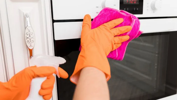 Удалит даже сильную грязь: в сети показали лайфхак эффективного мытья духовки